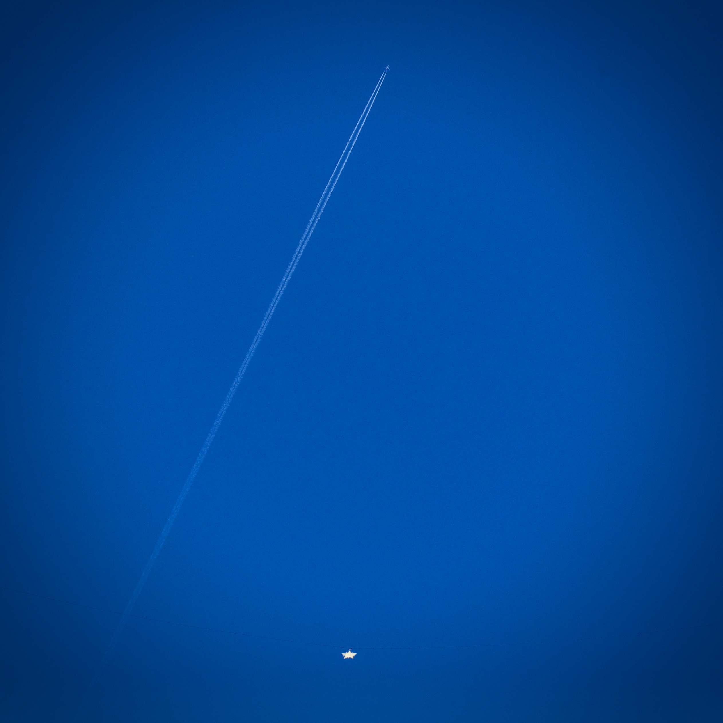 Un avion qui passe dans le ciel très bleu