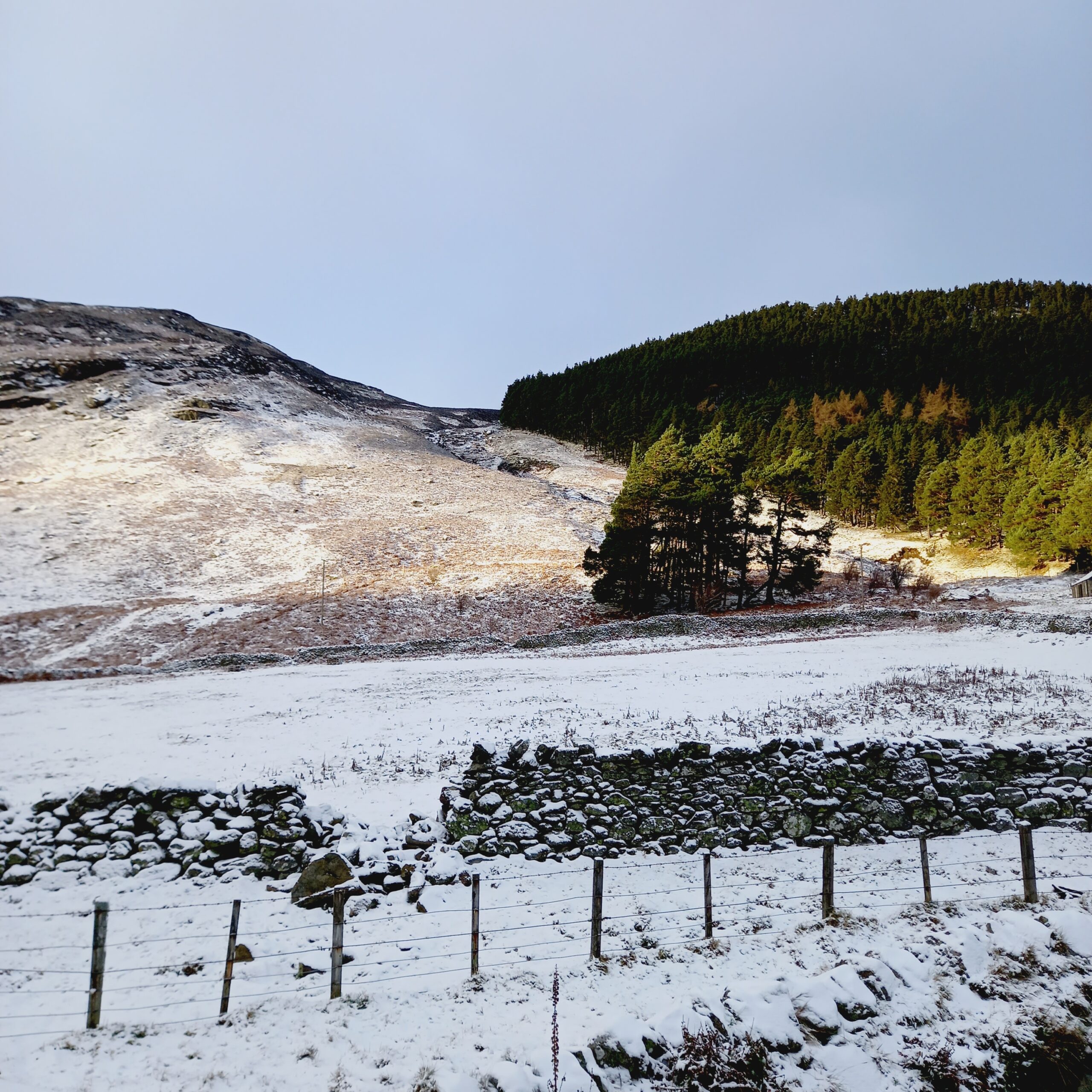 les collines de Stripe of Droustie saupoudrés de neige