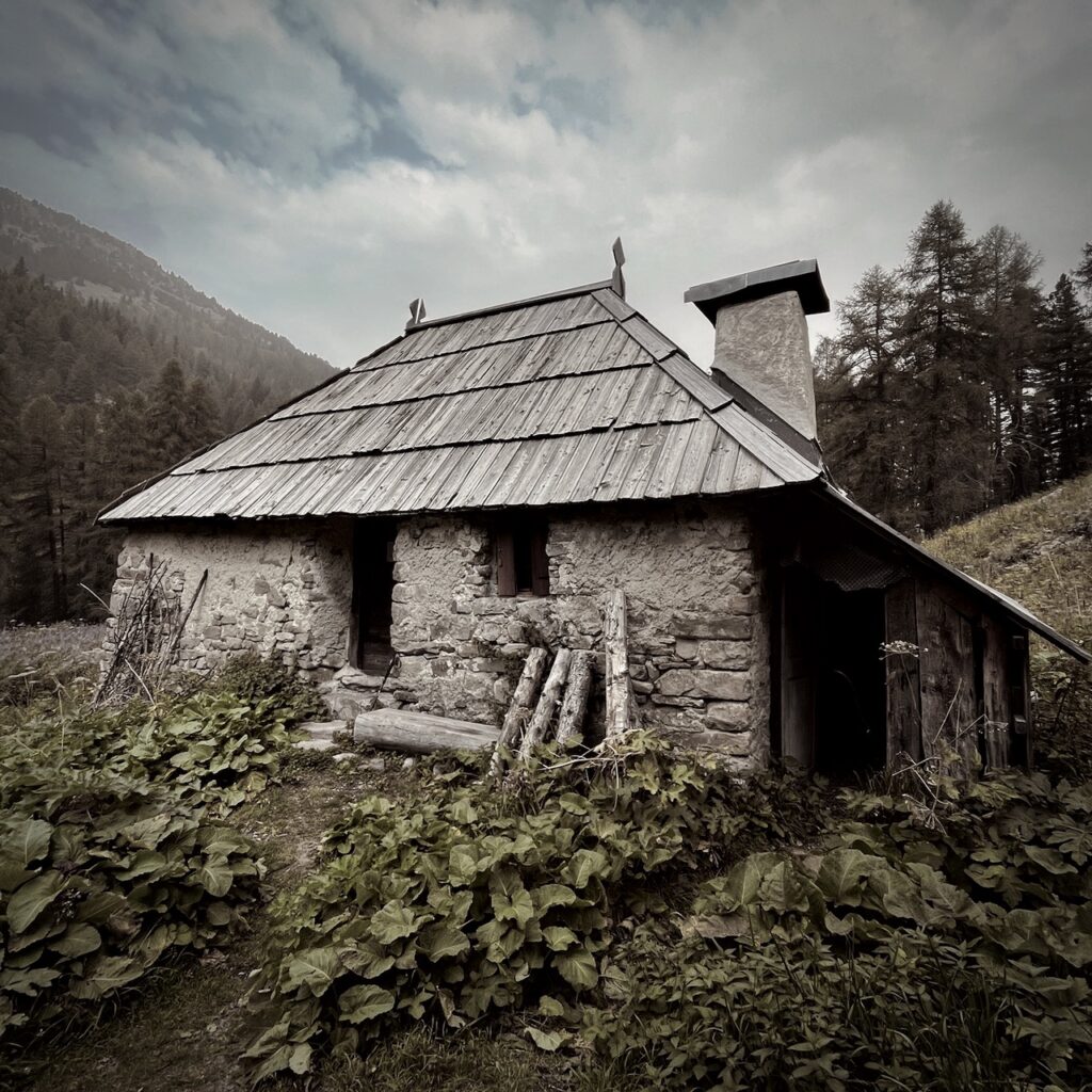 Une très vieille cabane d'altitude, quelque part dans une montagne.