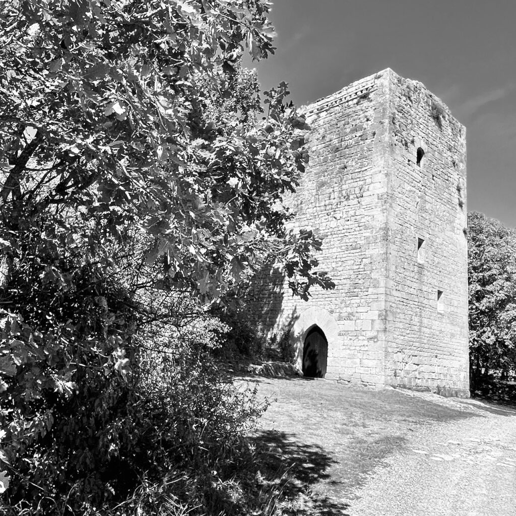 une tour médiévale provençale